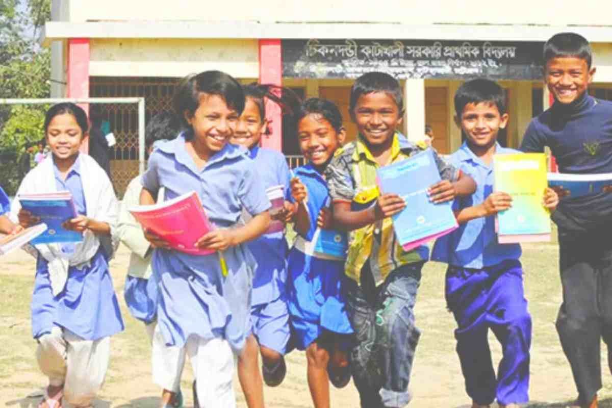 প্রাথমিক বিদ্যালয়ে মিড-ডে মিল শুরু হয়েছে