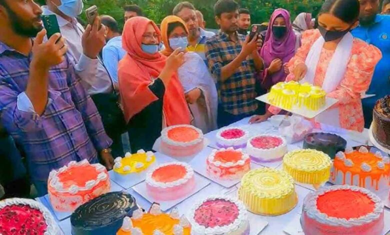 ভাইরাল কেক আপা এবং জাকেরের কেক বিক্রি