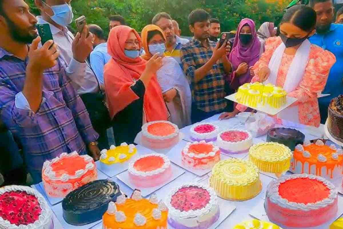 ভাইরাল কেক আপা এবং জাকেরের কেক বিক্রি‌